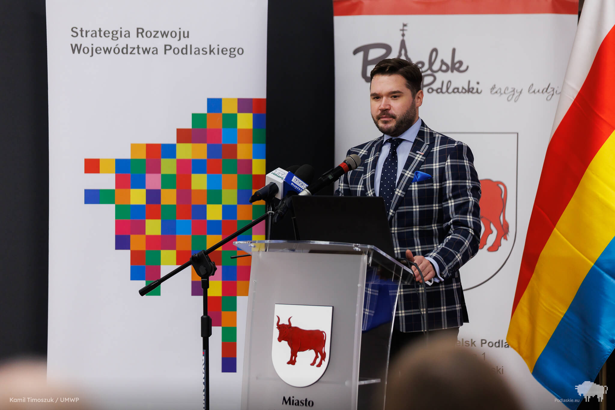 Mężczyzna mówi do mikrofonu podczas konferencji prasowej