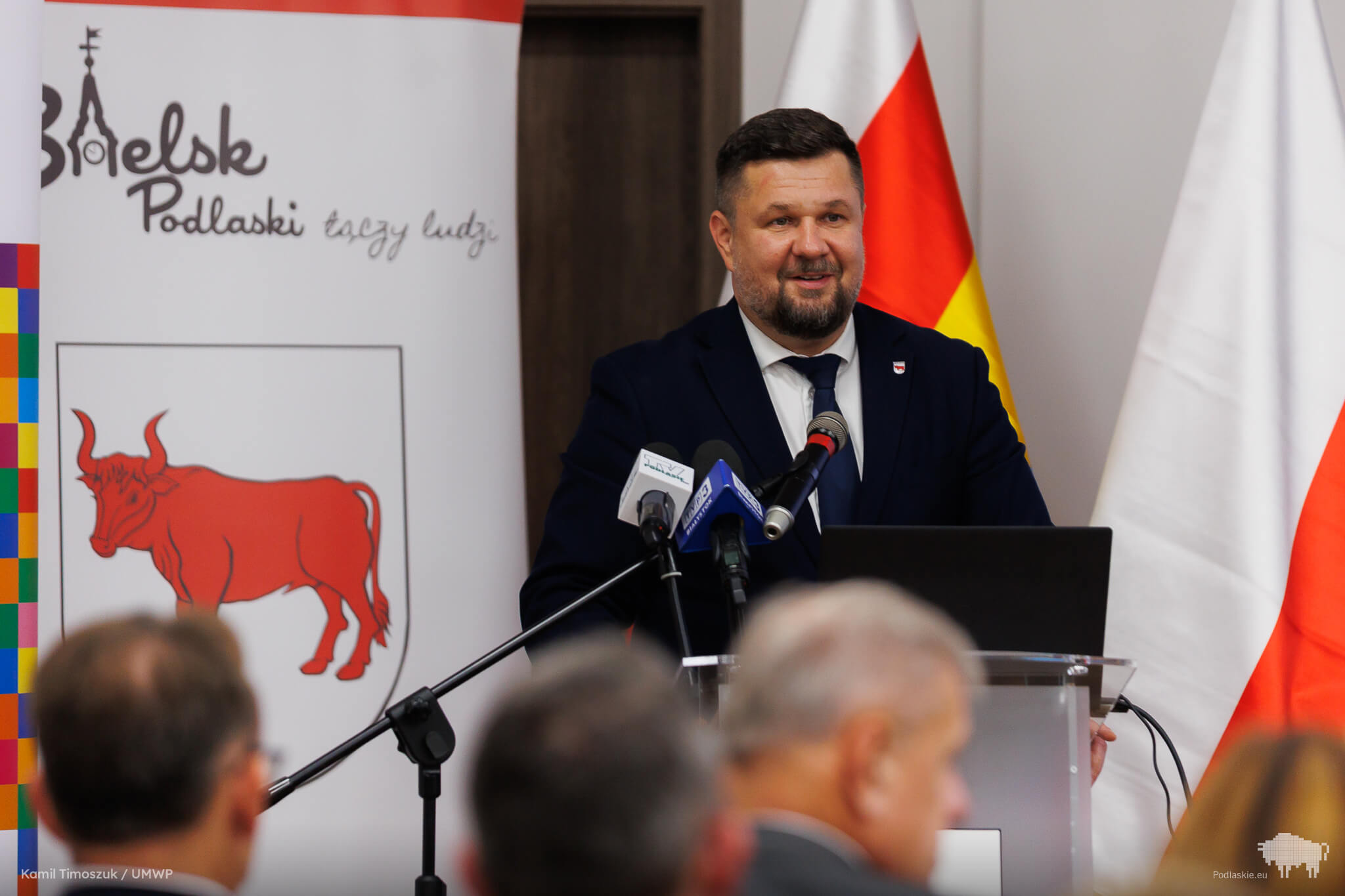 Mężczyzna mówi do mikrofonu