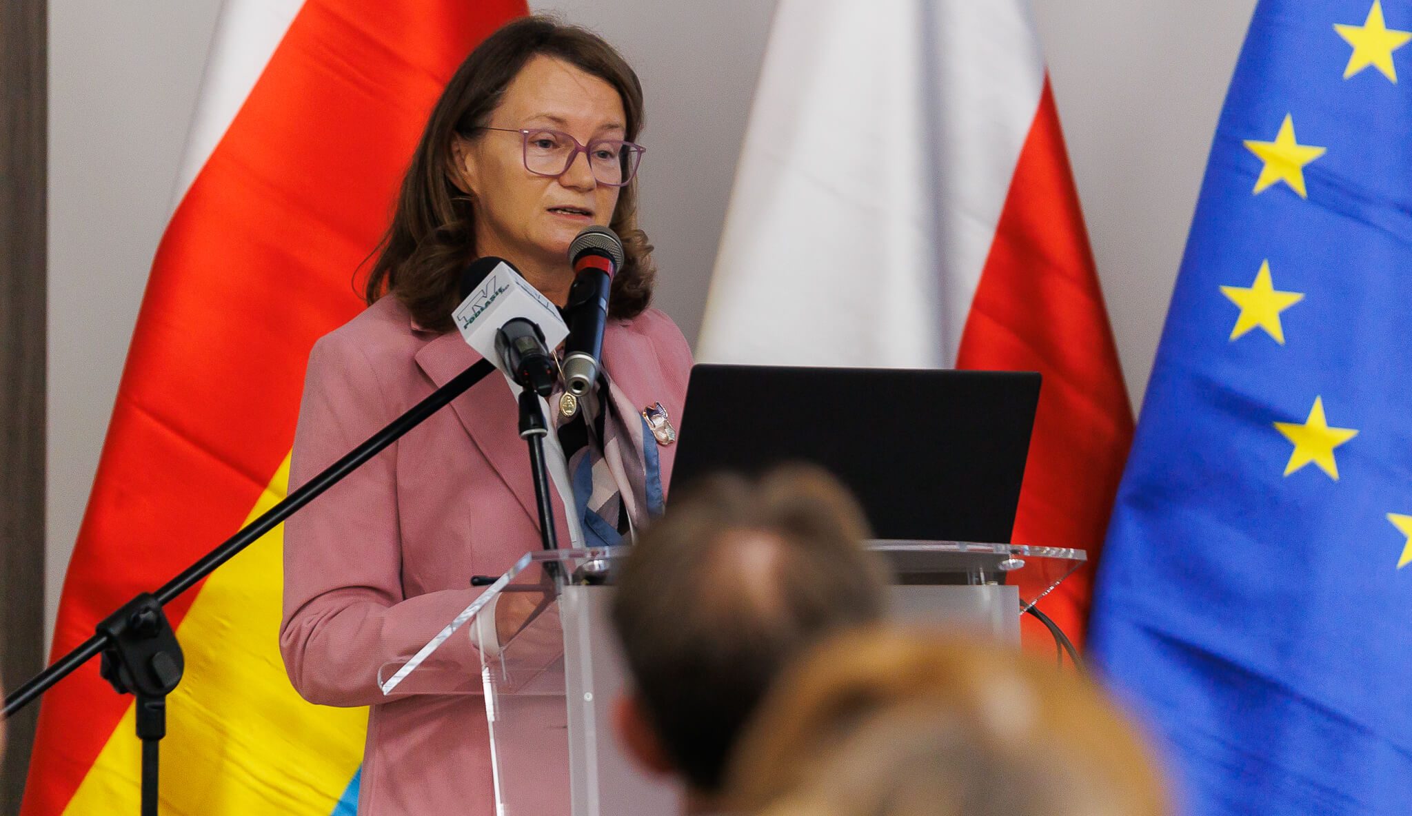 Kobieta zabiera głos podczas konferencji