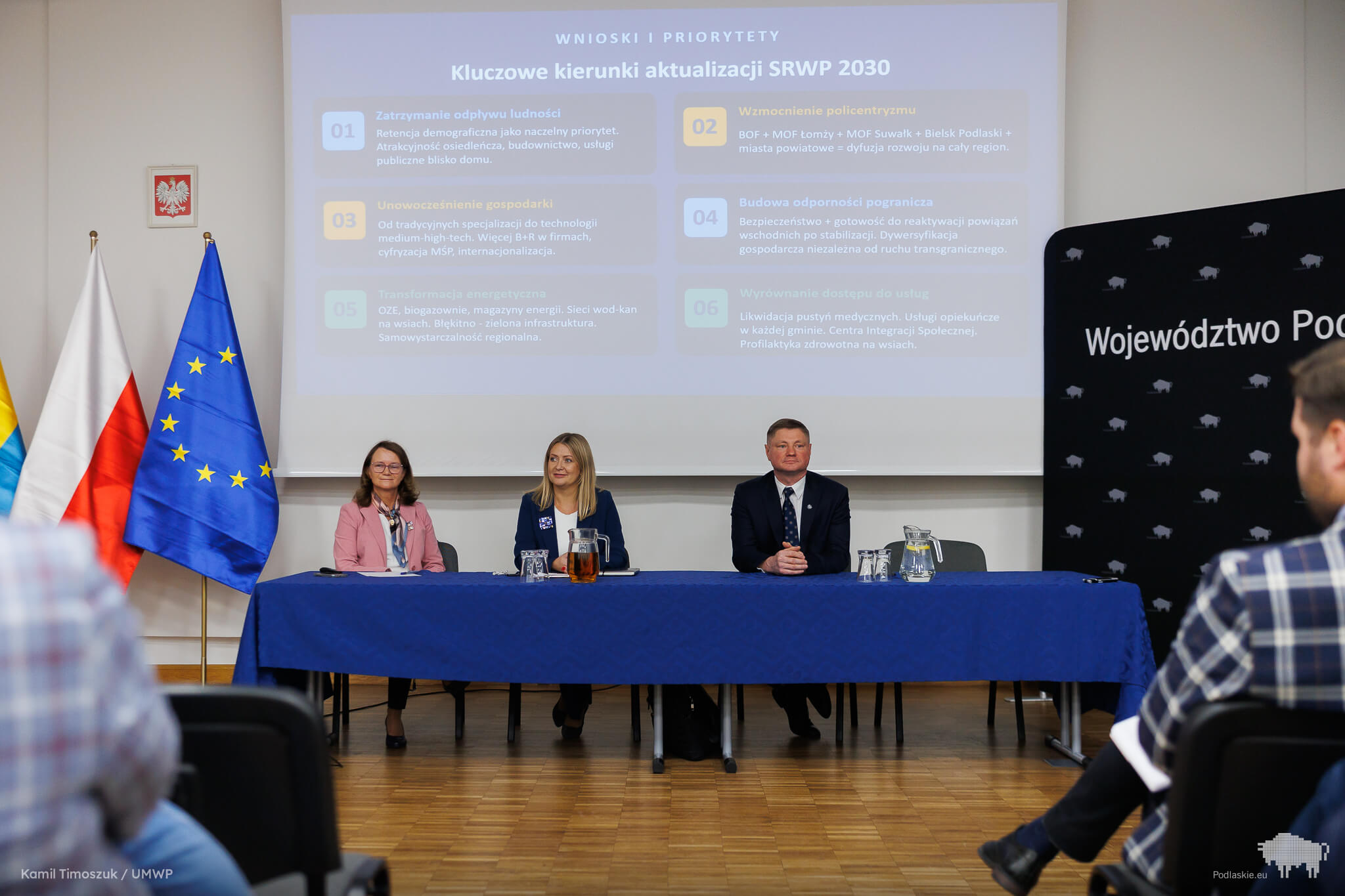 Przedstawiciele urzędu marszałkowskiego siedzą przy stole prezydialnym