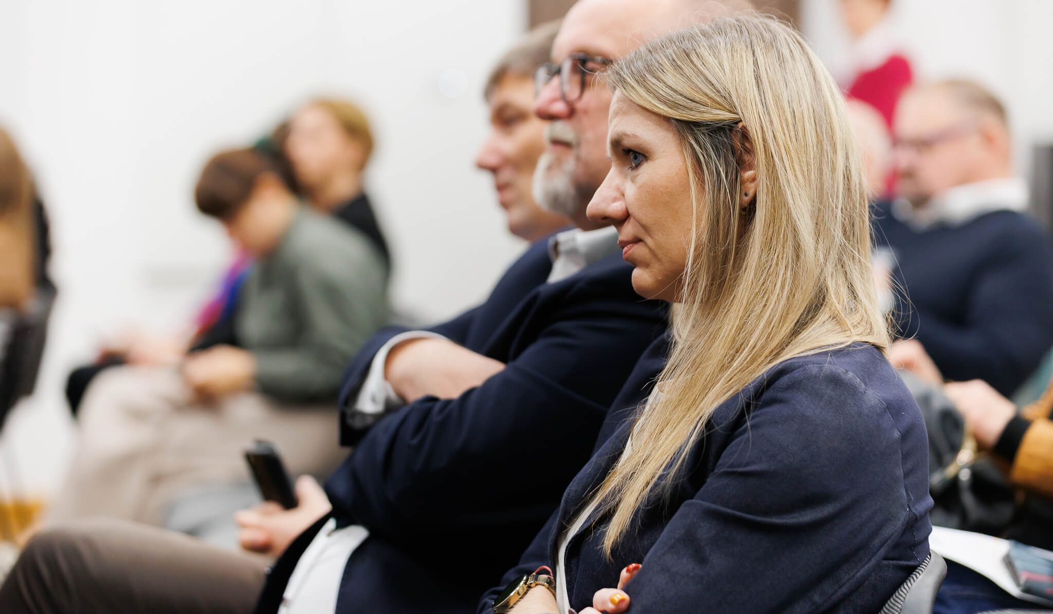 Uczestnicy spotkania siedzą na sali konferencyjnej